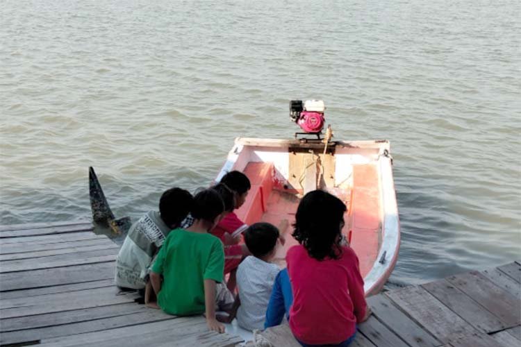 anak dusun timbulsloko menatap perahu