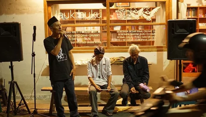 Antologi Puisi Setengah Tiang Diluncurkan di Lauk Buku Semarang, Angkat Kritik Sosial